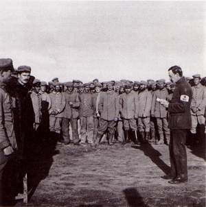 Активист Красного Креста в лагере военнопленных. 1916г.